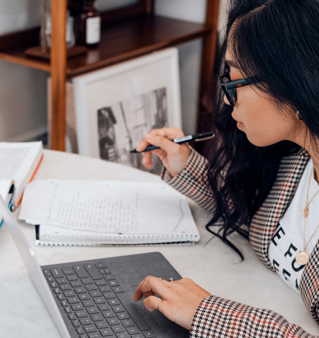 Woman usinhg courseware on her laptop.